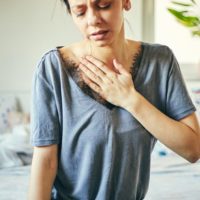 Shortness of breath and pain in the chest when breathing: what to do?